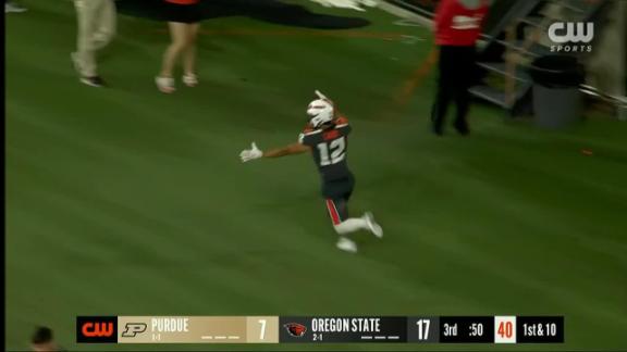 Zachary Card rushes in TD for Oregon State