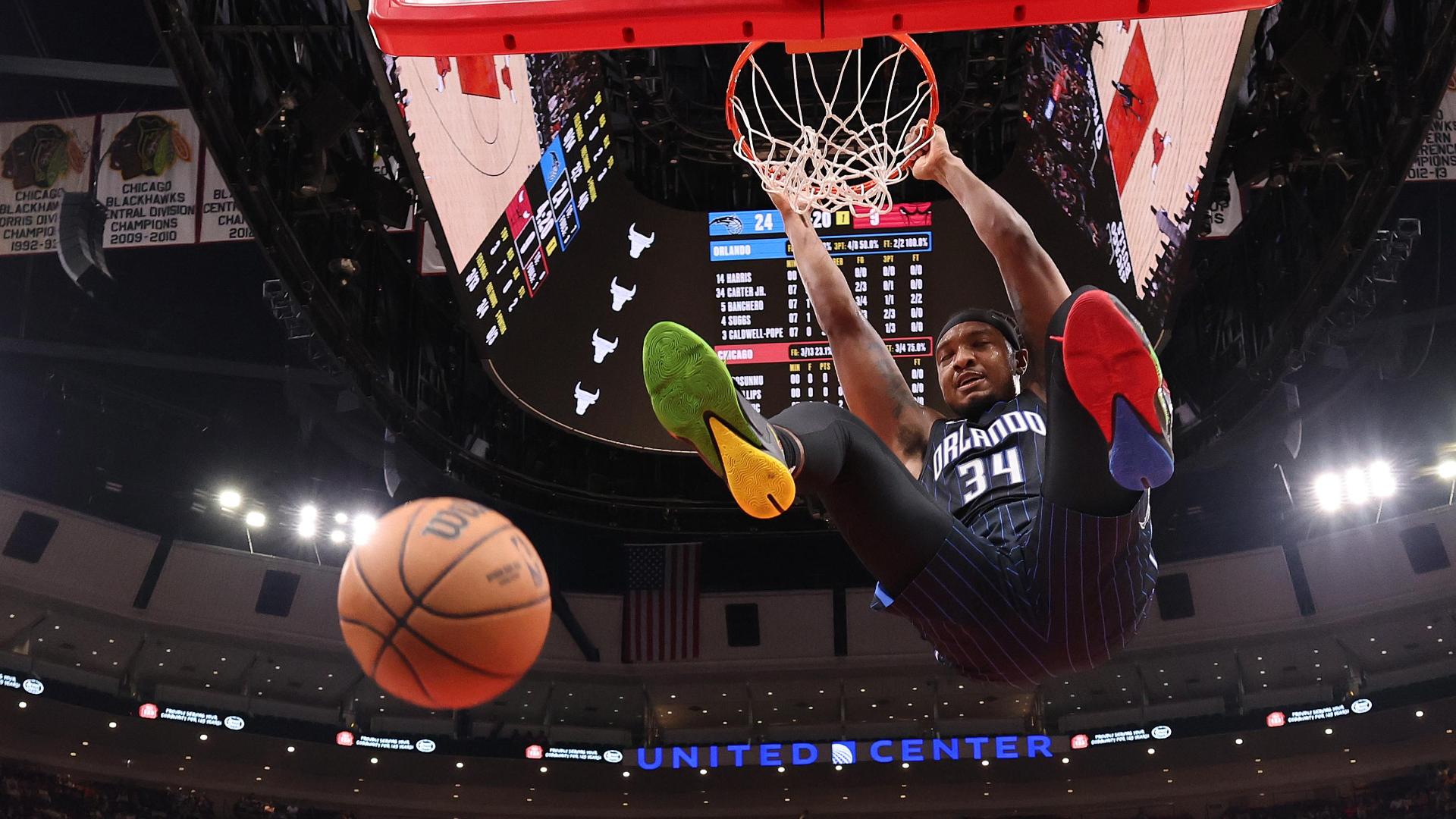 Jalen Suggs swipes the ball from Zach LaVine with one hand, immediately dishing to Wendell Carter Jr. for a dunk.