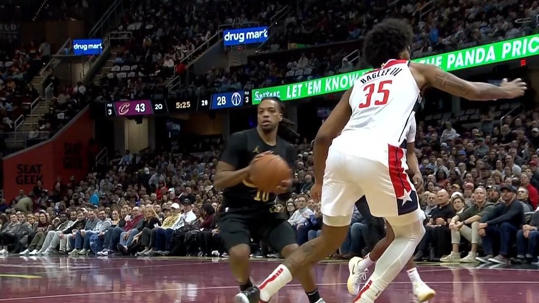 Darius Garland completely loses Marvin Bagley with the fake pass and finishes the basket.
