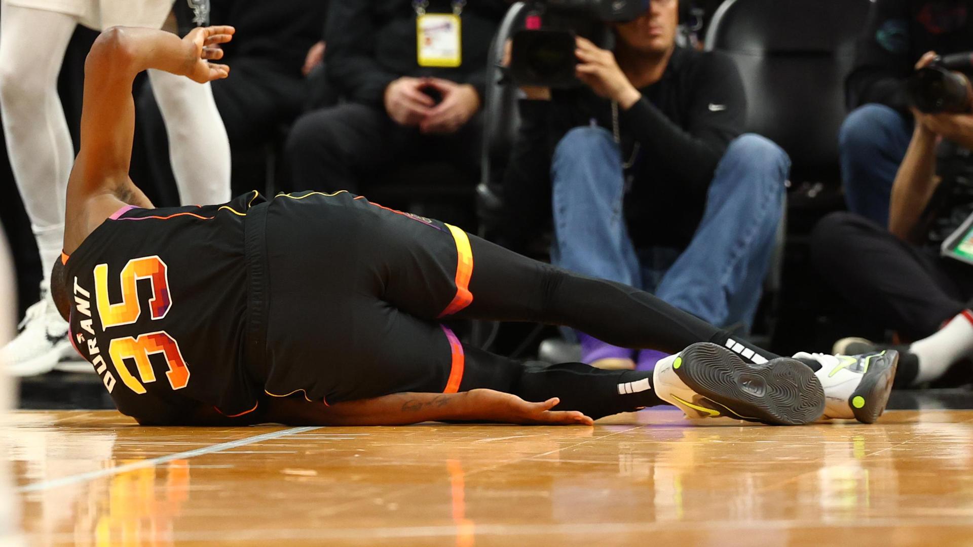 Kevin Durant rolls his ankle and doesn't return in the Suns' 104-93 win over the Spurs.
