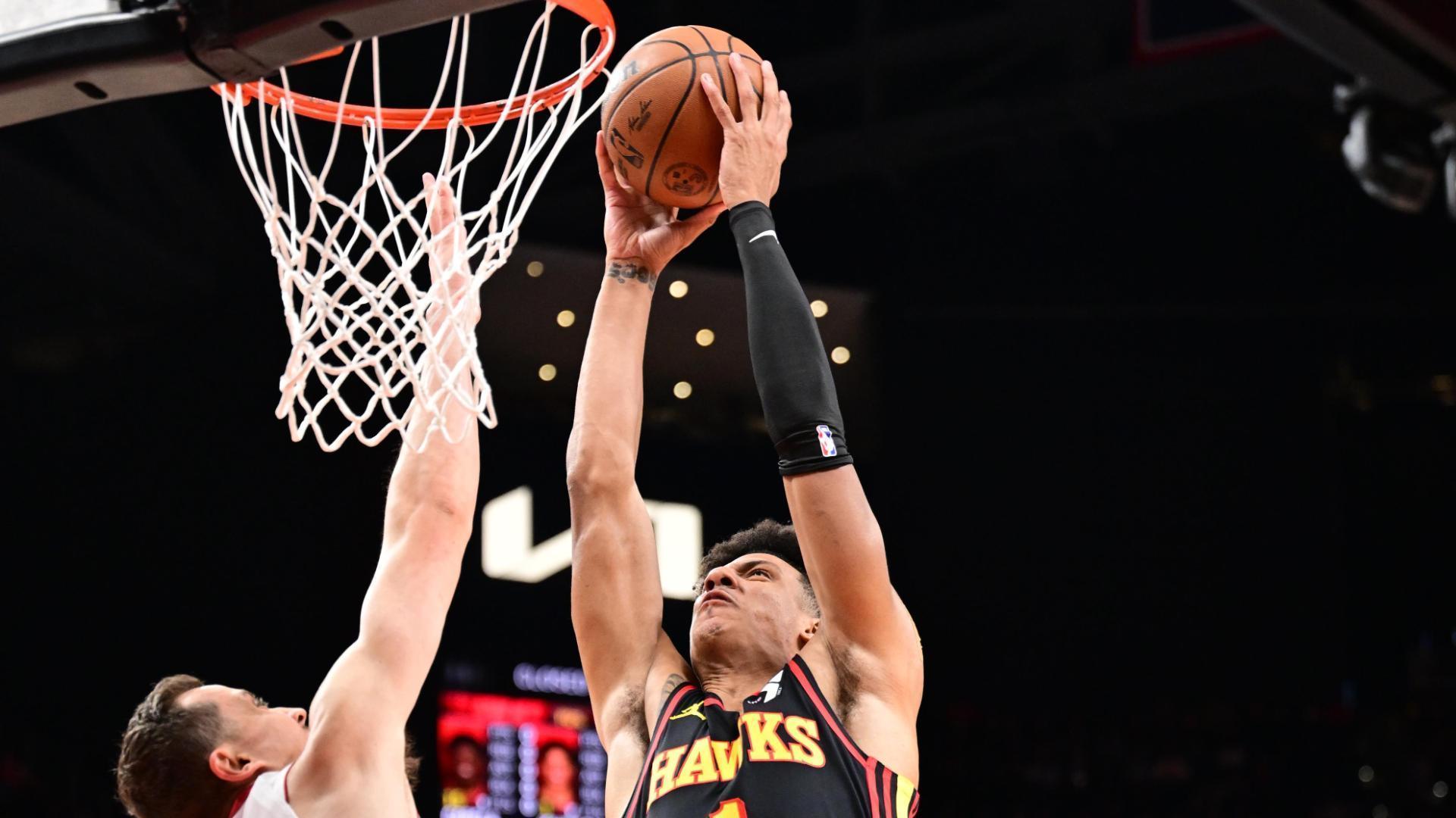 Jalen Johnson posterizes Duncan Robinson with a huge dunk for the Hawks vs. the Heat.