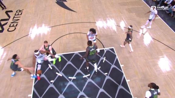 Wendell Carter Jr. rocks the rim with powerful slam