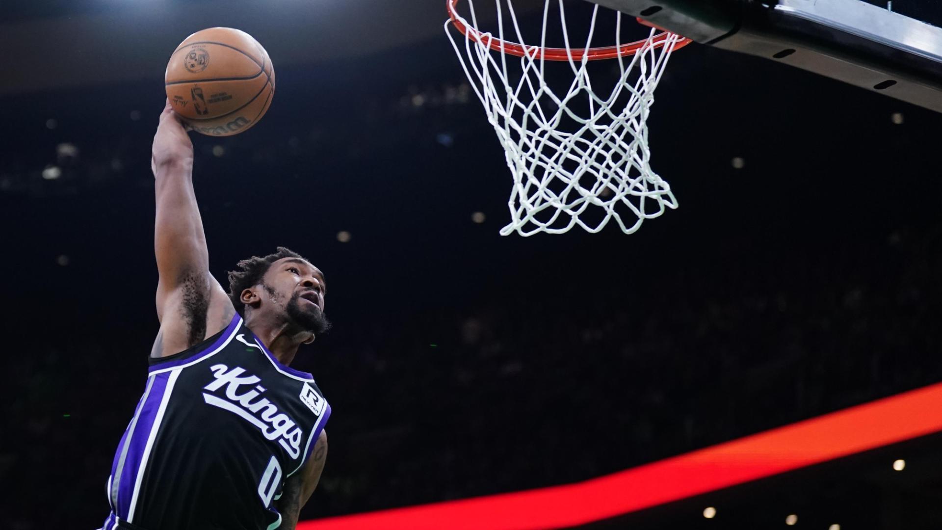 Malik Monk gets above the rim and slams it down for a Kings bucket.