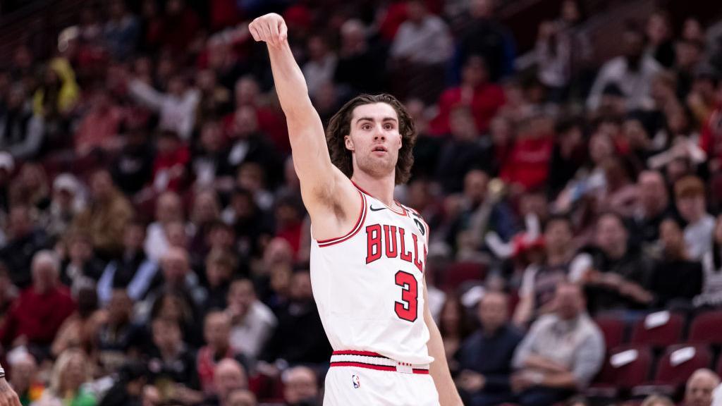 Josh Giddey fills the stat sheet, hustling on the glass and finding his teammates as he gathers 13 rebounds, 12 assists and four steals in the Chicago Bulls' loss to the New Orleans Pelicans.