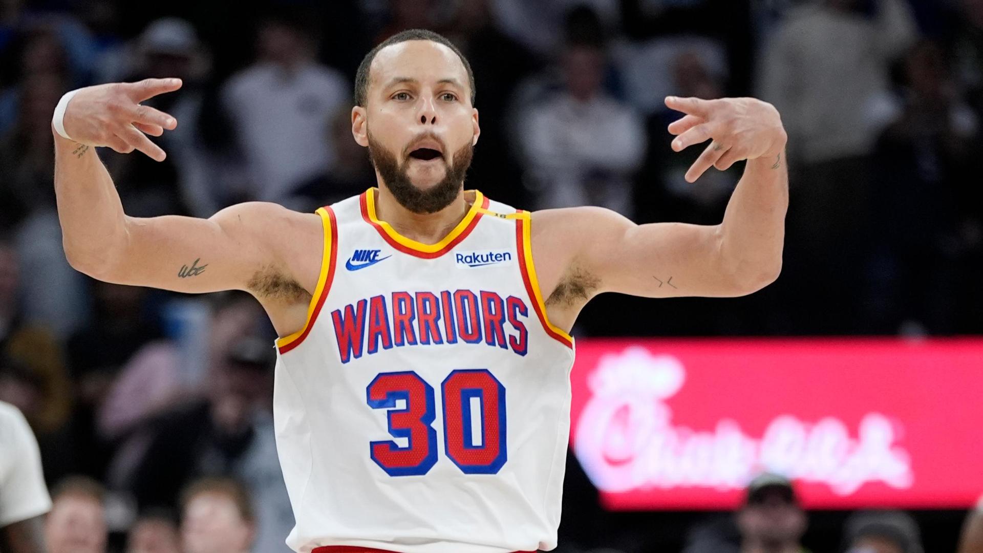 Steph Curry makes a corner 3-pointer to give the Warriors a 111-108 lead late in the fourth quarter.