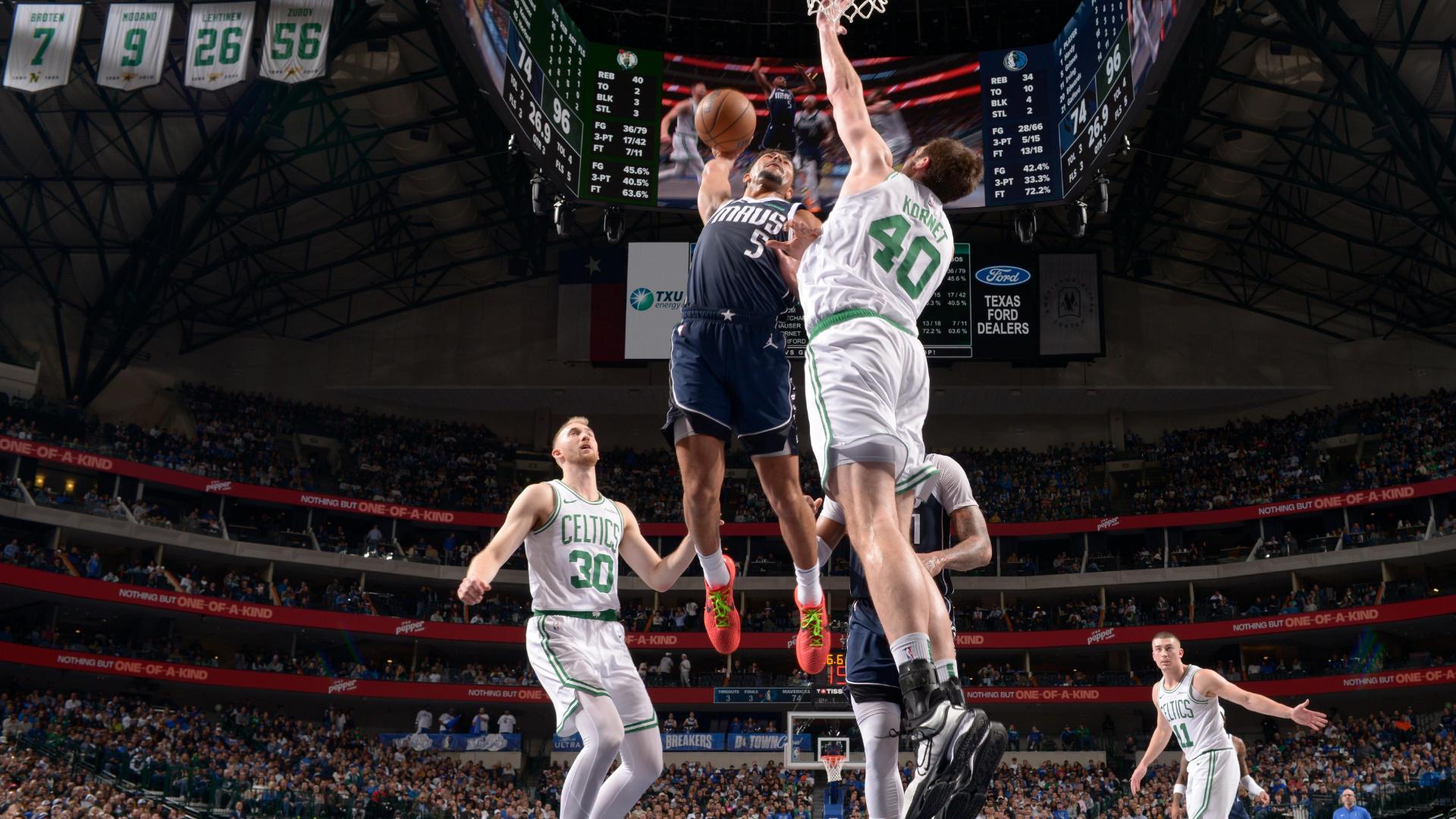 Quentin Grimes rises up and flushes a monstrous jam over Luke Kornet.