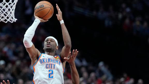 Shai Gilgeous-Alexander drops 35 points in the Thunder's win over the Blazers on Sunday.