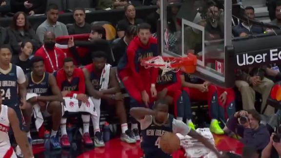 Javonte Green gets the ball and drives for a big-time slam dunk.