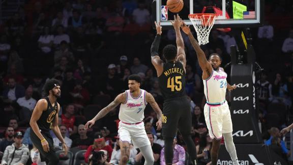 Donovan Mitchell drops 34 points as Cleveland cruises to a comfortable win over Miami.





