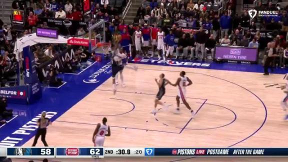 Daniel Gafford delivers back-to-back blocks in the paint for the Mavericks.