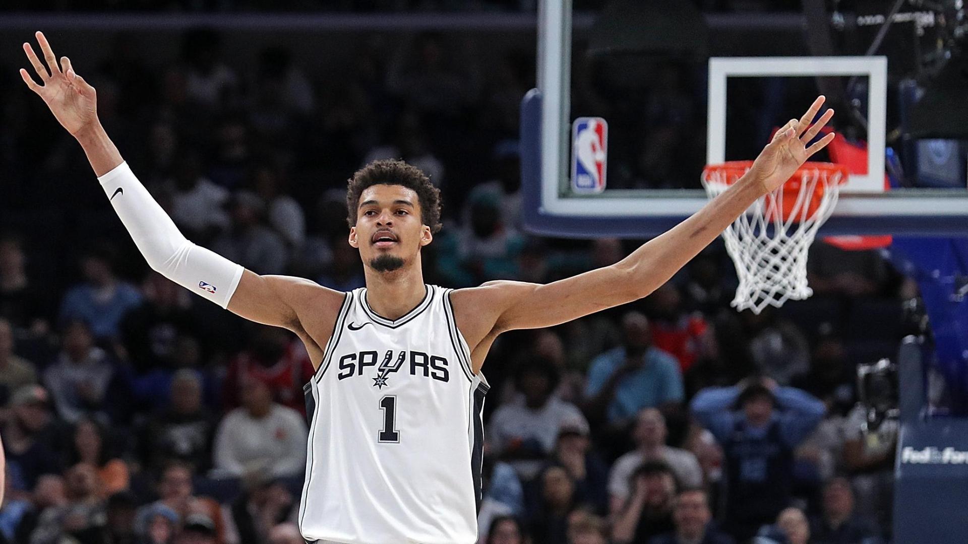 Victor Wembanyama drains a 3-pointer from the logo to give the Spurs' lead a boost in the first quarter.