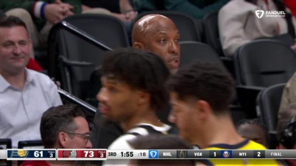 Deandre Ayton comes up with a steal and slams on the other end.