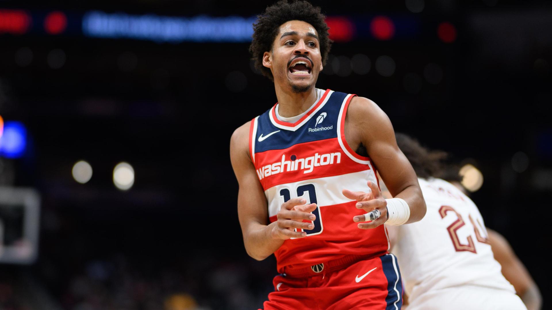 Jordan Poole hits Richaun Holmes with a behind-the-back pass for an and-1 bucket.