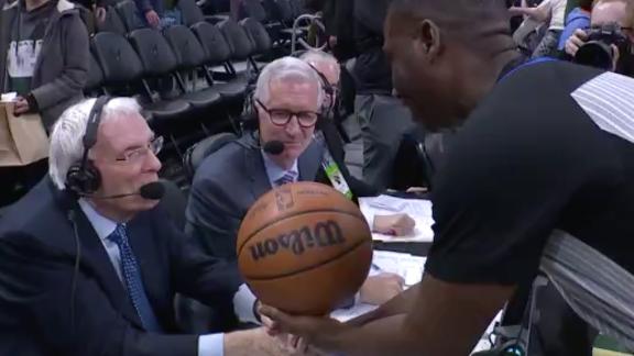 Players and refs pay respect to Hubie Brown at the conclusion of him calling his final NBA game.