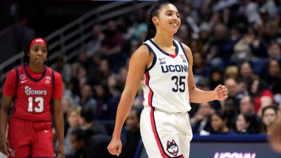 Las Huskies aplastan a St John #39 s 78 40 con 34 puntos de Azzi Fudd