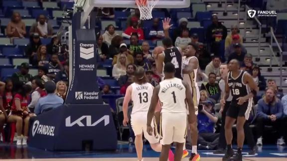 De'Aaron Fox gets the basket plus the foul