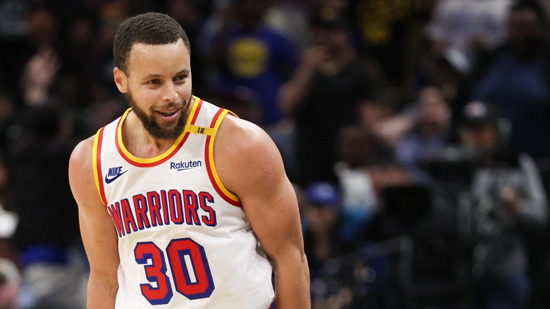 Steph Curry catches fire, drilling 12 3-pointers to lead Golden State past the Magic.