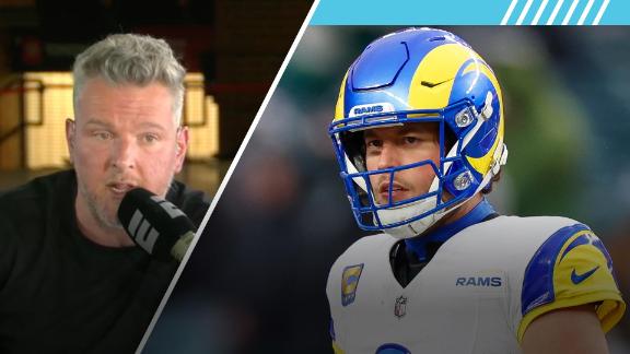 Rams QB Matthew Stafford는 Pasadena High School에 유니폼을 기부합니다.