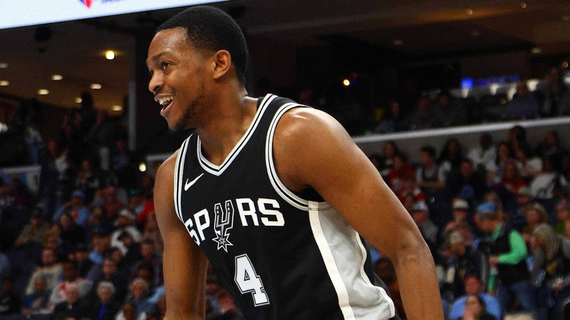 De'Aaron Fox makes a fadeaway jumper to give the Spurs a 130-128 victory over the Grizzlies.