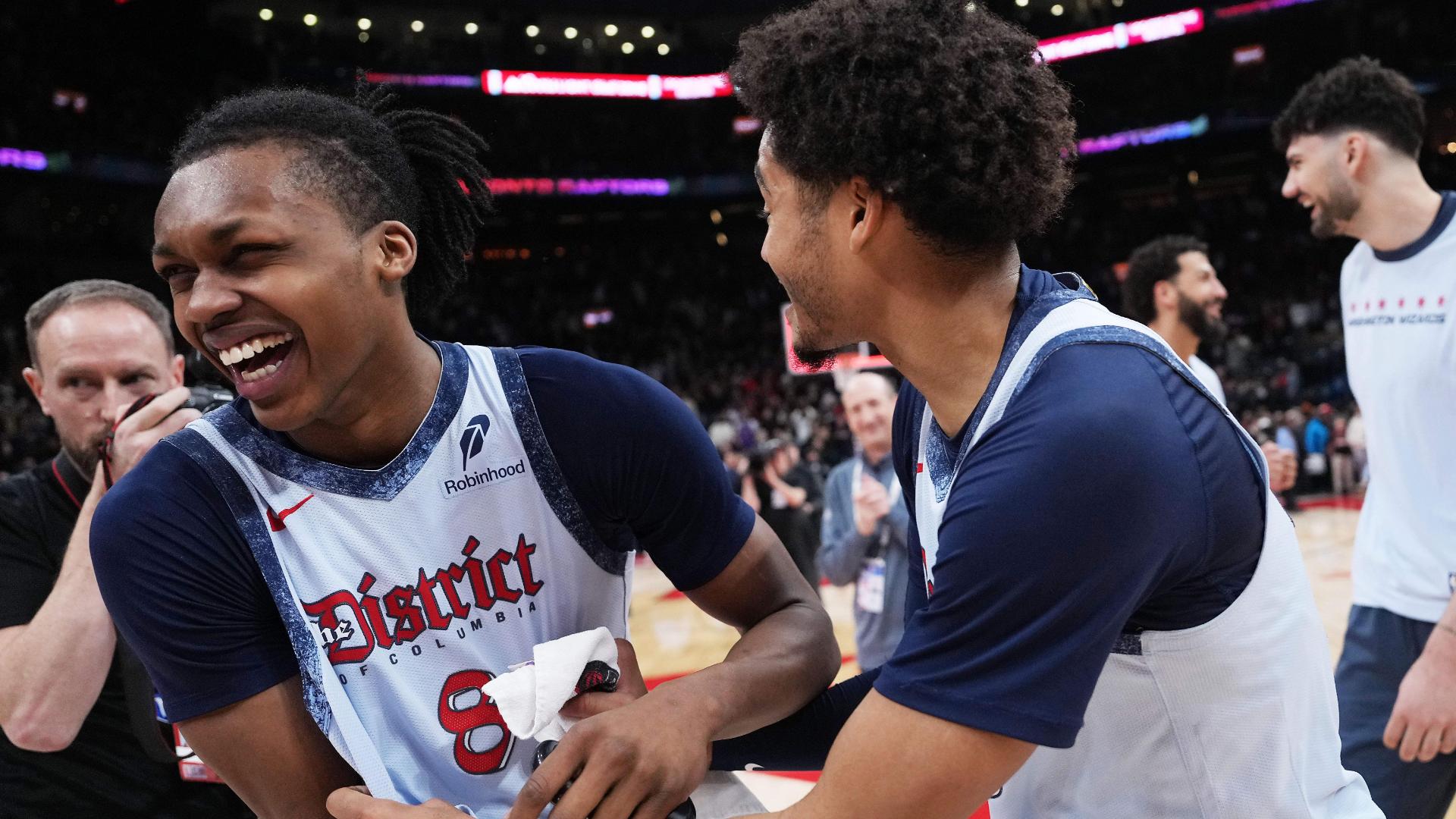 Jamal Shead appears to have the winner for the Raptors, but the ball is just on his fingertips and the Wizards hold on.