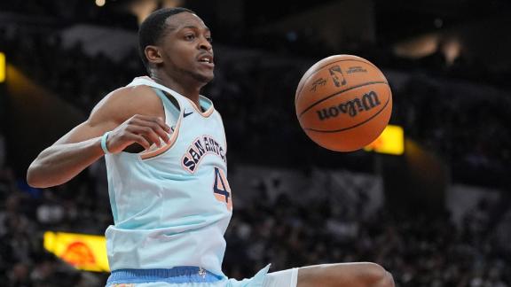 De'Aaron Fox scores a game-high 32 points for the Spurs in a win over the Mavericks in his final game of the season before having surgery on his pinkie.