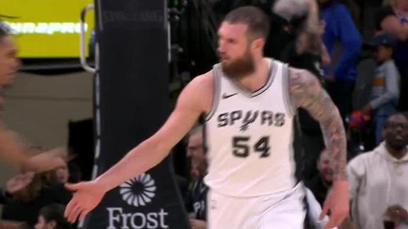 Sandro Mamukelashvili gets up to 34 points with a big dunk in the Spurs' win over the Knicks.
