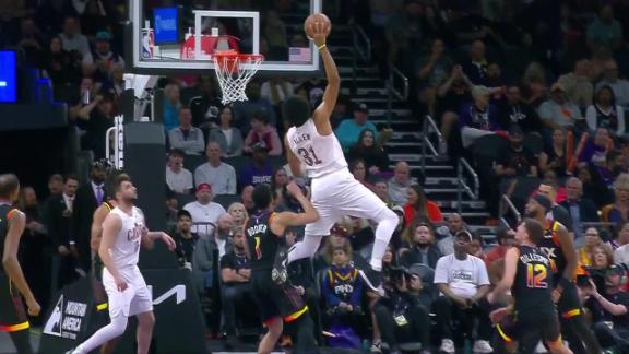 Jarrett Allen rocks the rim with powerful dunk