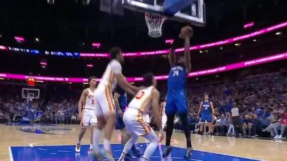 Cole Anthony dishes to Wendell Carter Jr., who throws down a two-handed flush for the Magic.