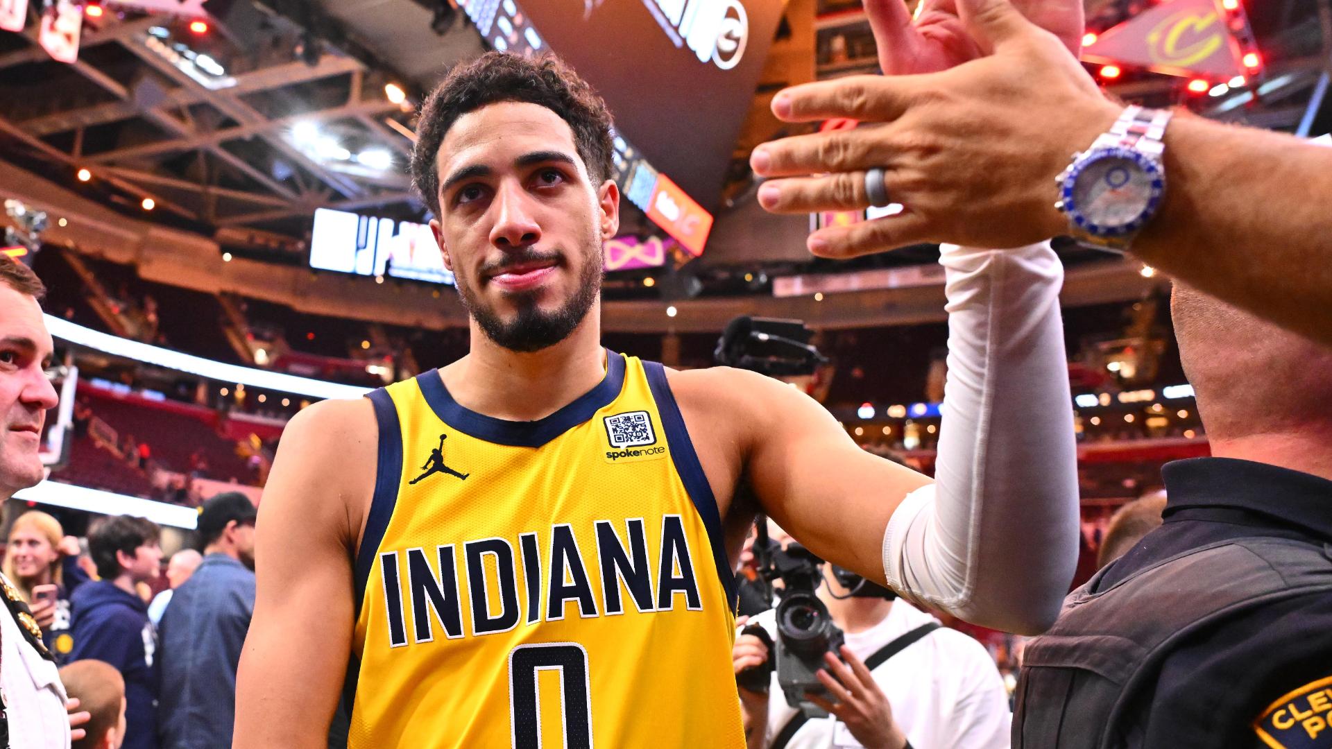 Myles Turner hits a dagger 3 for the Pacers, then Tyrese Haliburton waves goodbye to the Cavaliers crowd.
