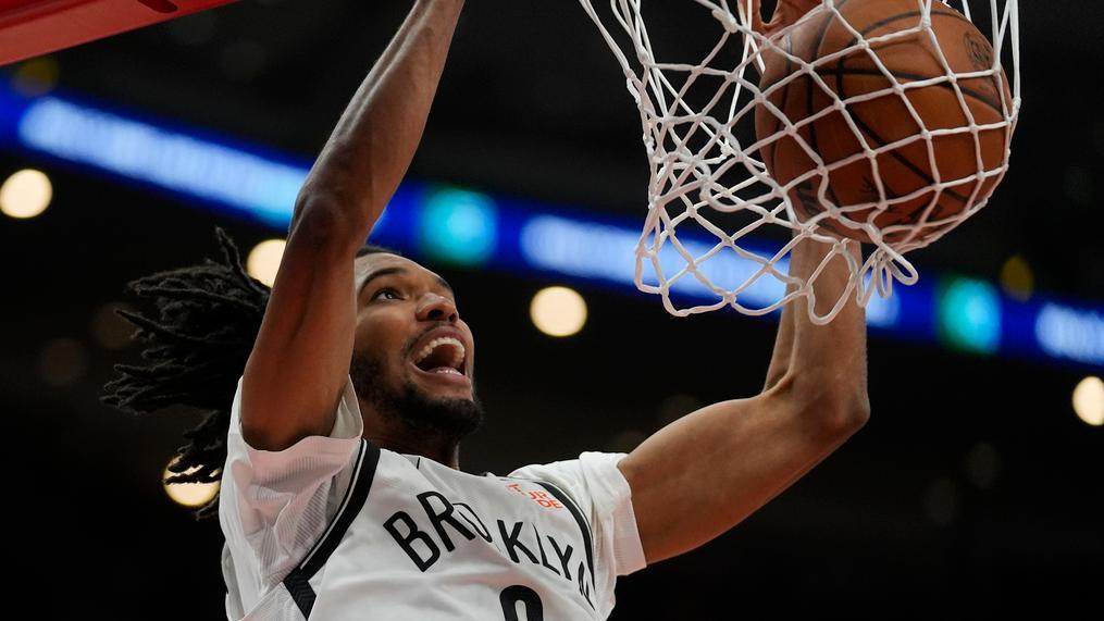 Ziaire Williams throws down big jam vs. Chicago Bulls