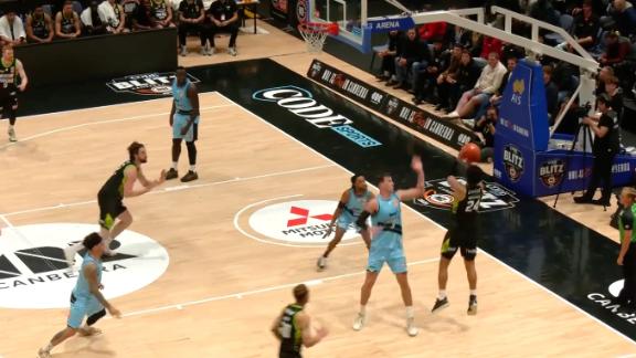 Hunter Maldonado misses the free throw, gathers his own rebound and hits the buzzer-beater to cut the margin for the Phoenix.
