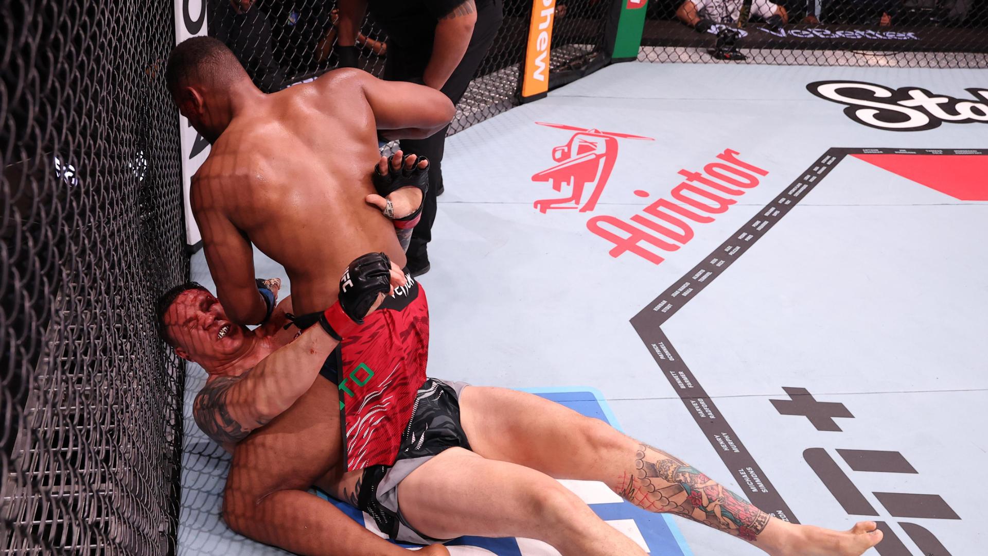 Mario Pinto overwhelms Jhonata Diniz for TKO win