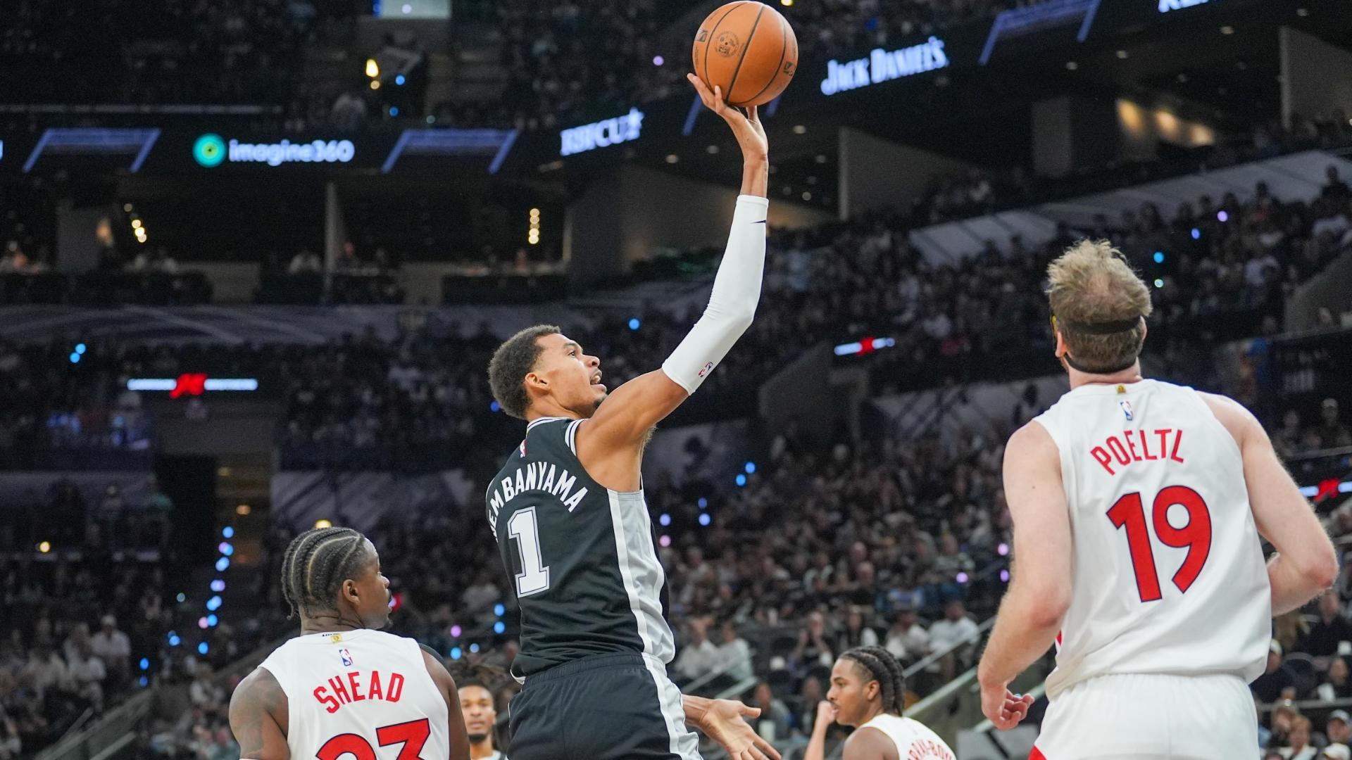 Victor Wembanyama improvises on his way to the basket to score for the Spurs.