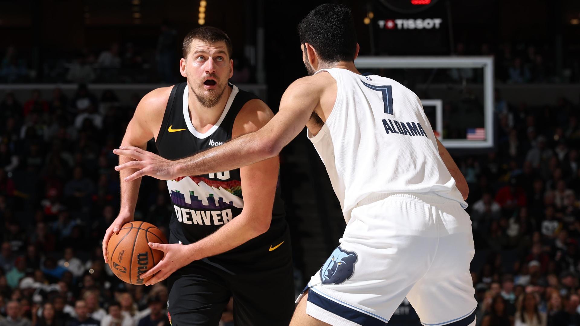 Nikola Jokic goes behind-the-back to Peyton Watson for a Denver bucket.