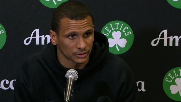 Joe Mazzulla shows off his football IQ while describing a no-call in Celtics-Timberwolves.