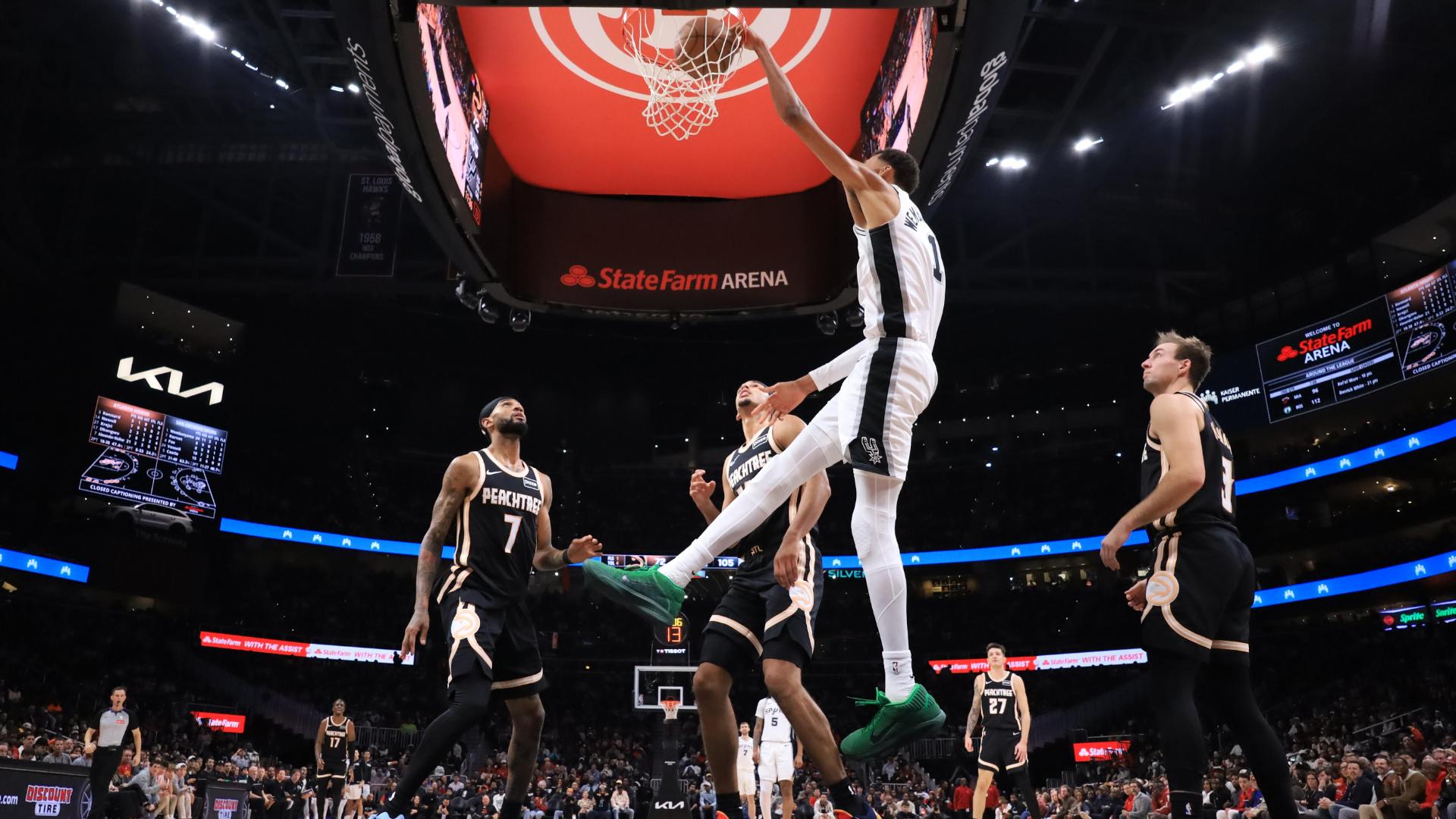 Victor Wembanyama connects for huge alley-oop slam