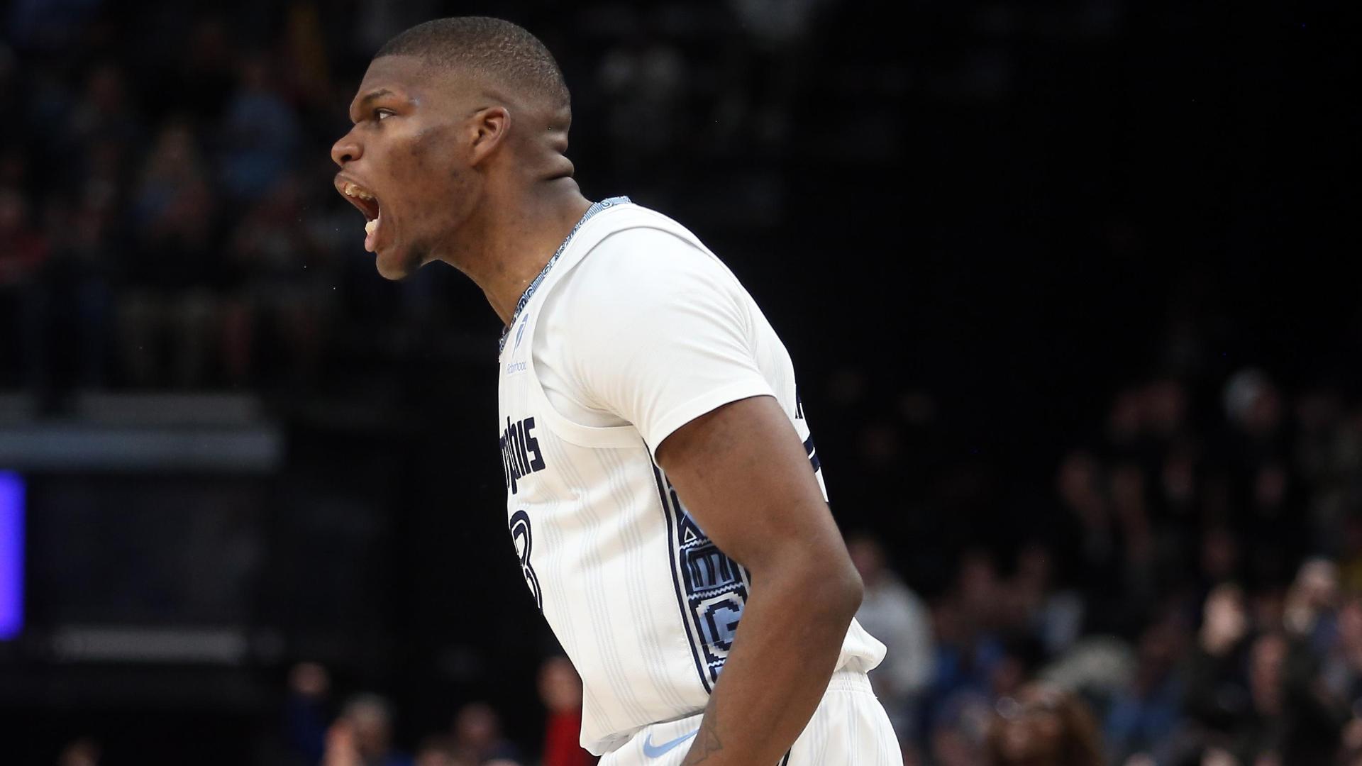Rookie Cedric Coward gets a clean look and buries the 3-pointer to put the Grizzlies ahead in the final minute.