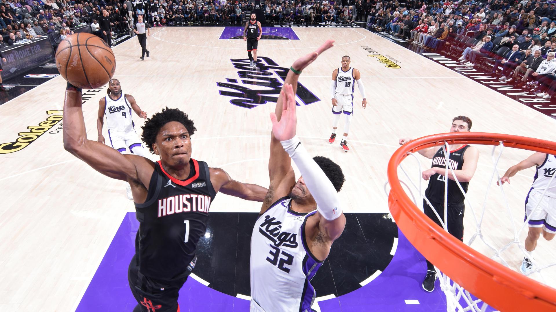 Amen Thompson goes full speed at the rim and dunks on Dylan Cardwell.
