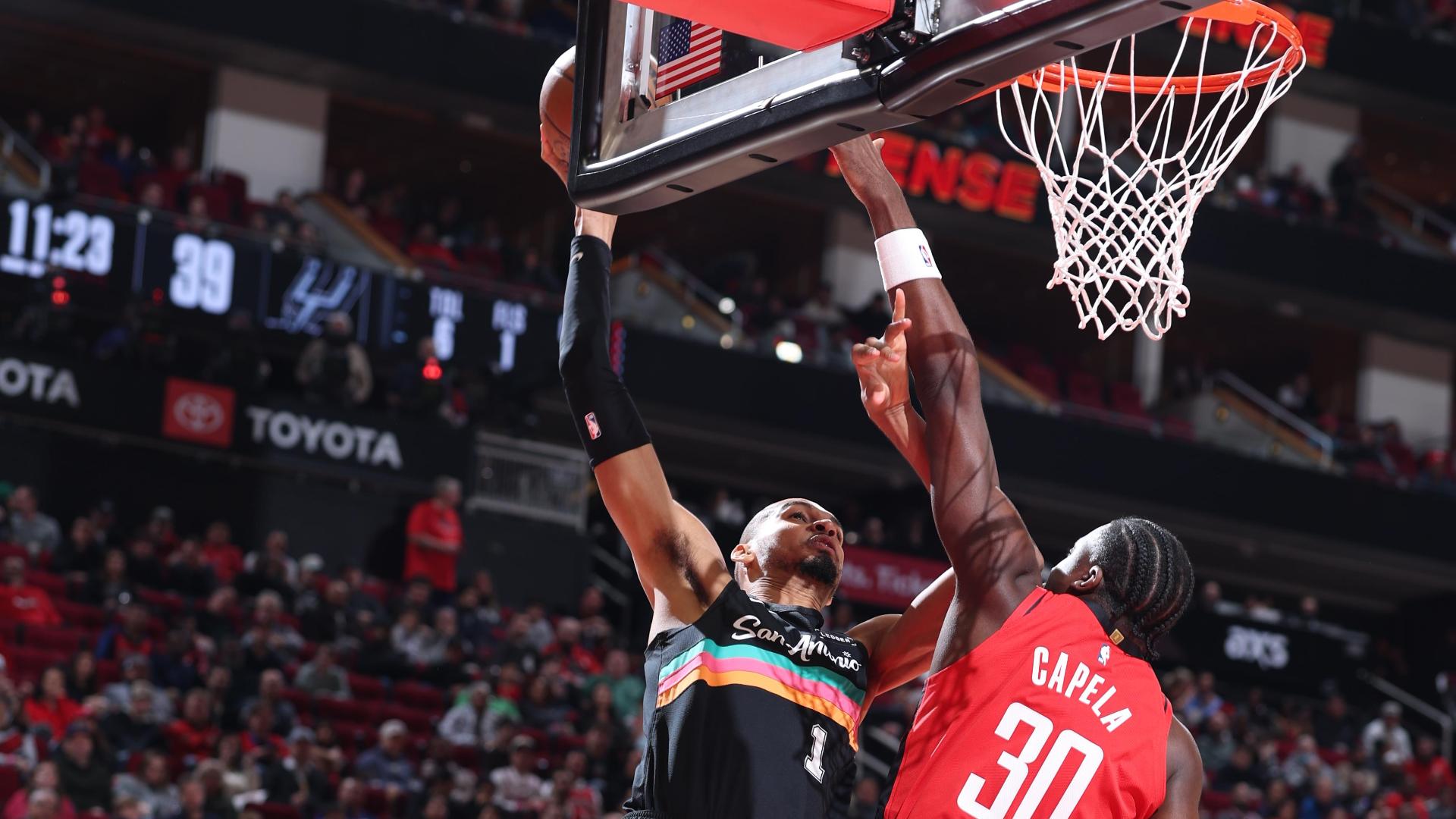 Victor Wembanyama throws it down over Clint Capela.
