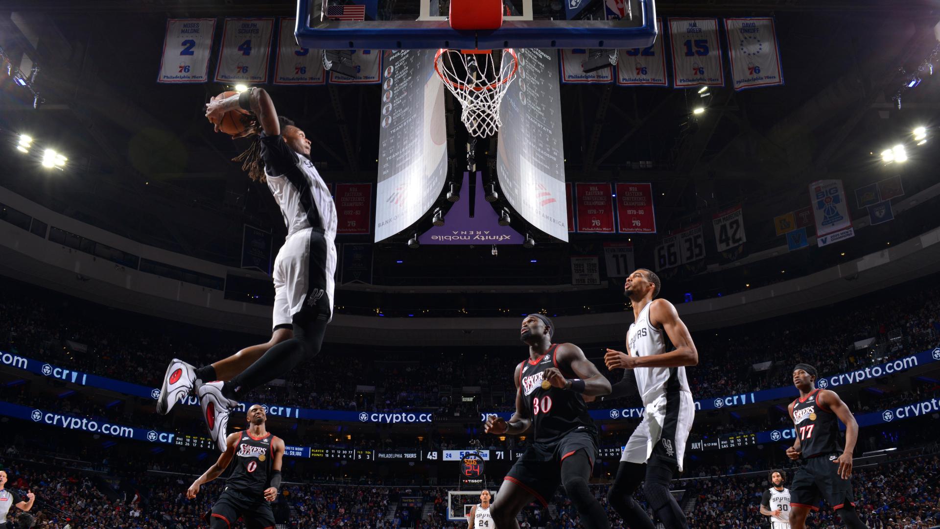Stephon Castle throws down a putback dunk