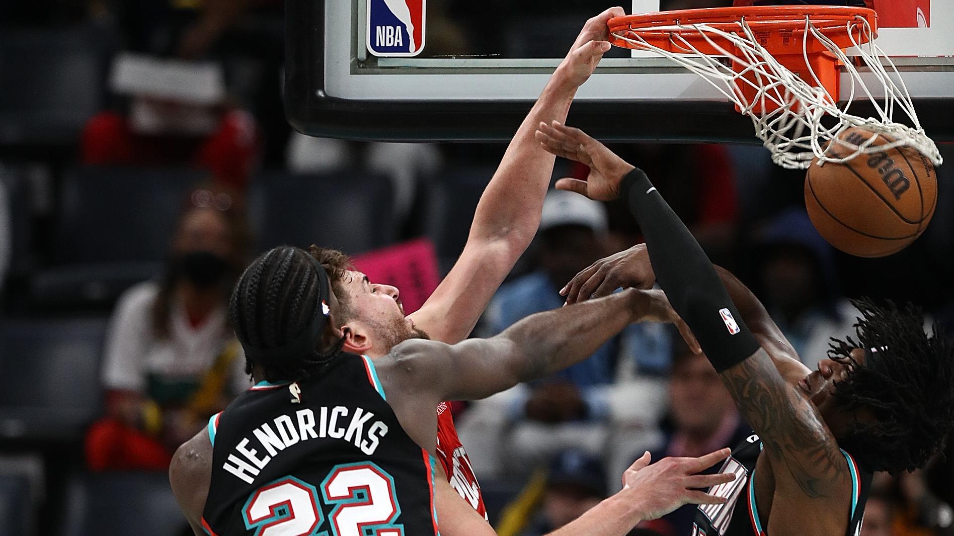 Alperen Sengun throws down vicious poster on GG Jackson.