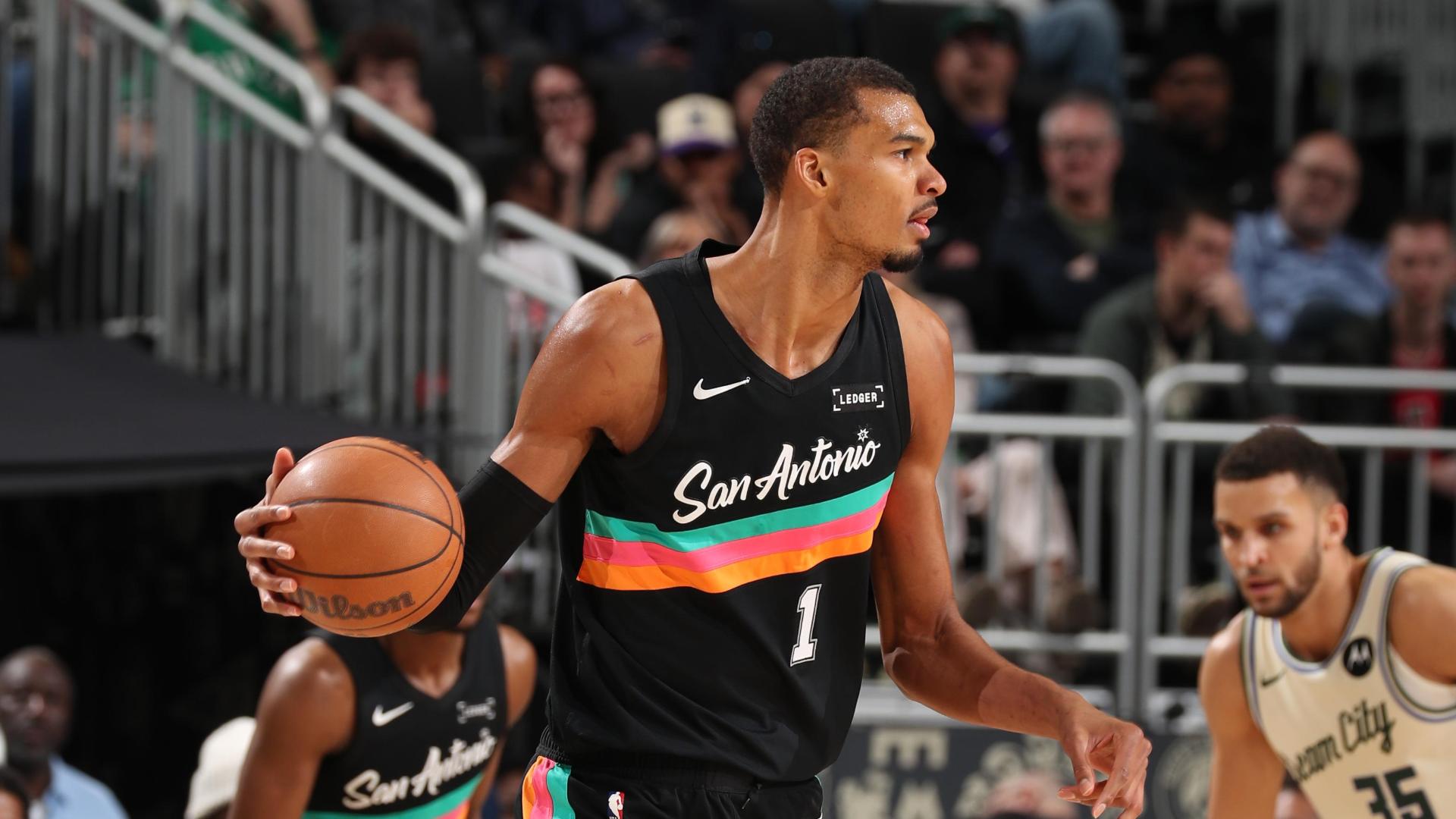 Victor Wembanyama threads a behind-the-back pass to Stephon Castle for the slam.