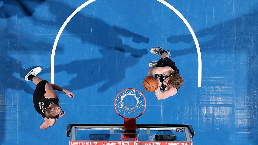 Ingles y Zikarsky brillan en la victoria de los Wolves