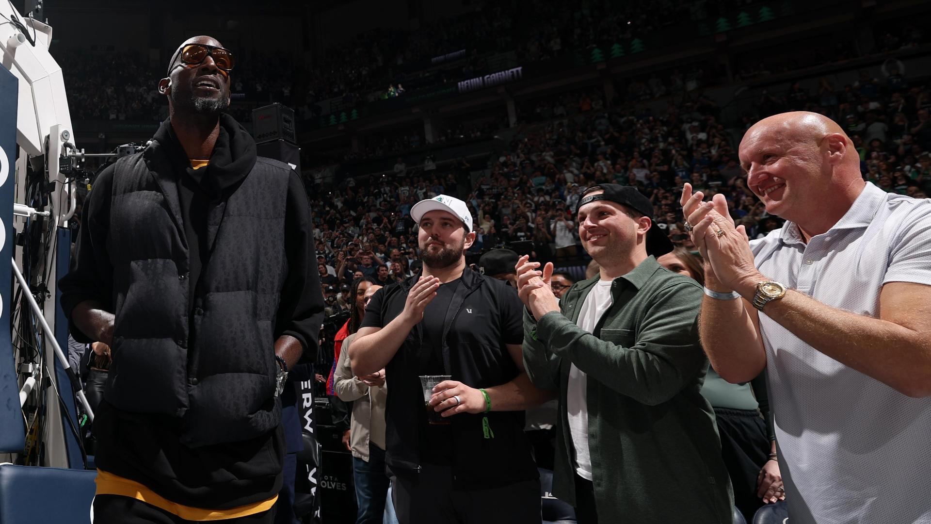 Timberwolves fans show their appreciation for former player Kevin Garnett ahead of their season finale vs. the Pelicans.