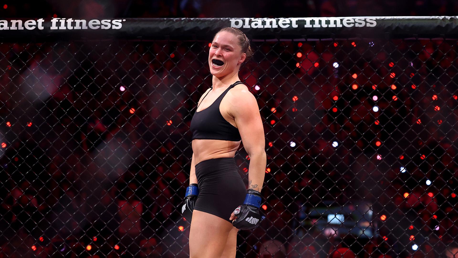 Ronda Rousey submits Gina Carano via armbar in 17 seconds
