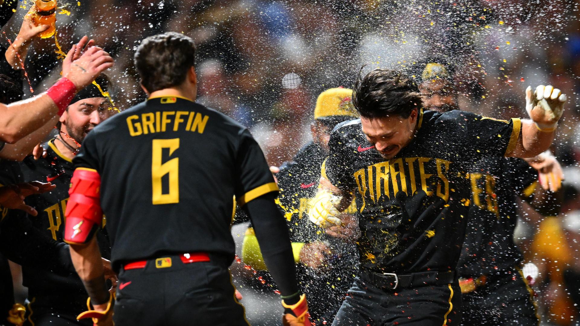 Bryan Reynolds' 2-run blast walks it off for Pirates