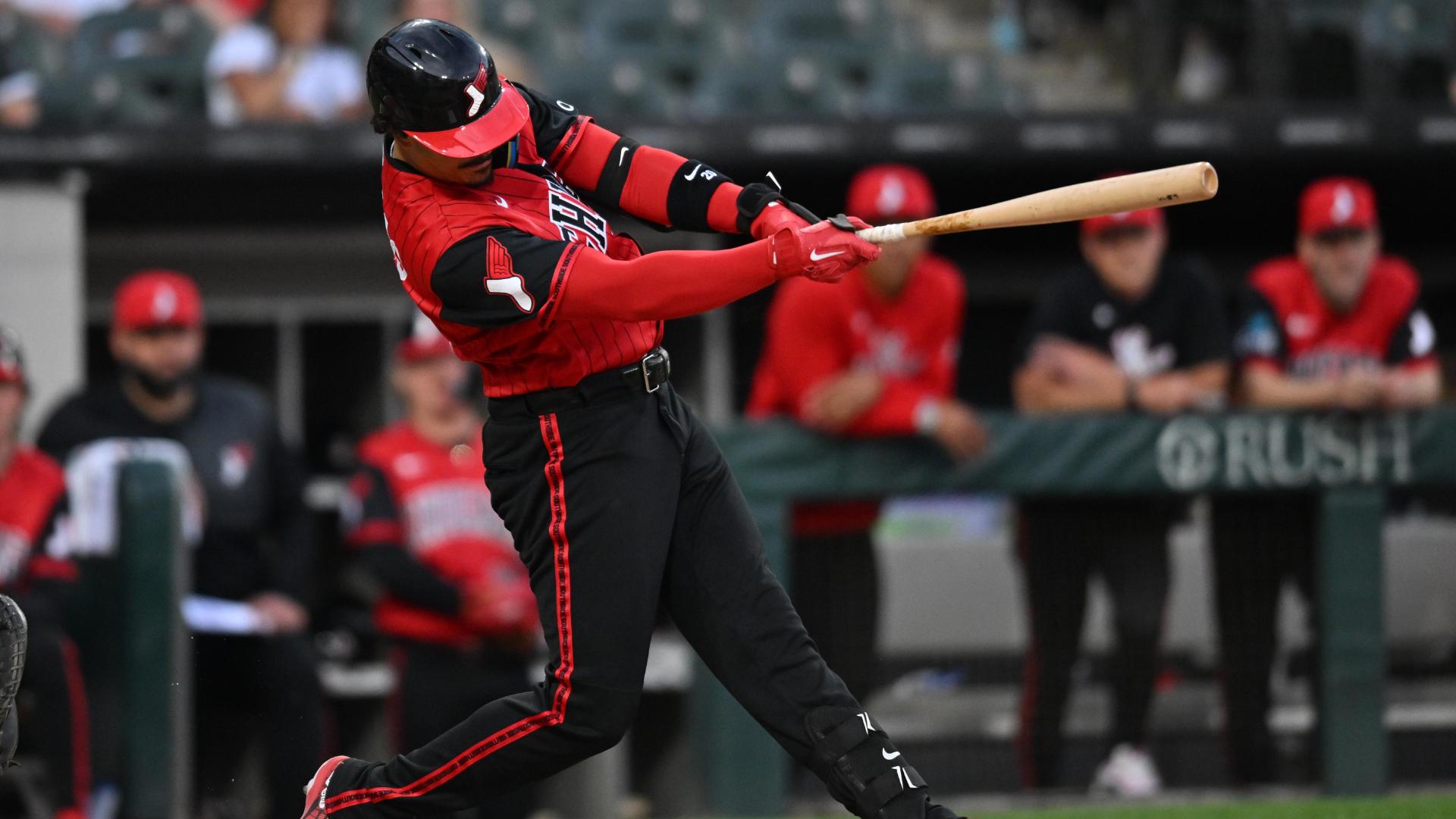 Miguel Vargas walks it off for White Sox with a 2-run shot in the 10th