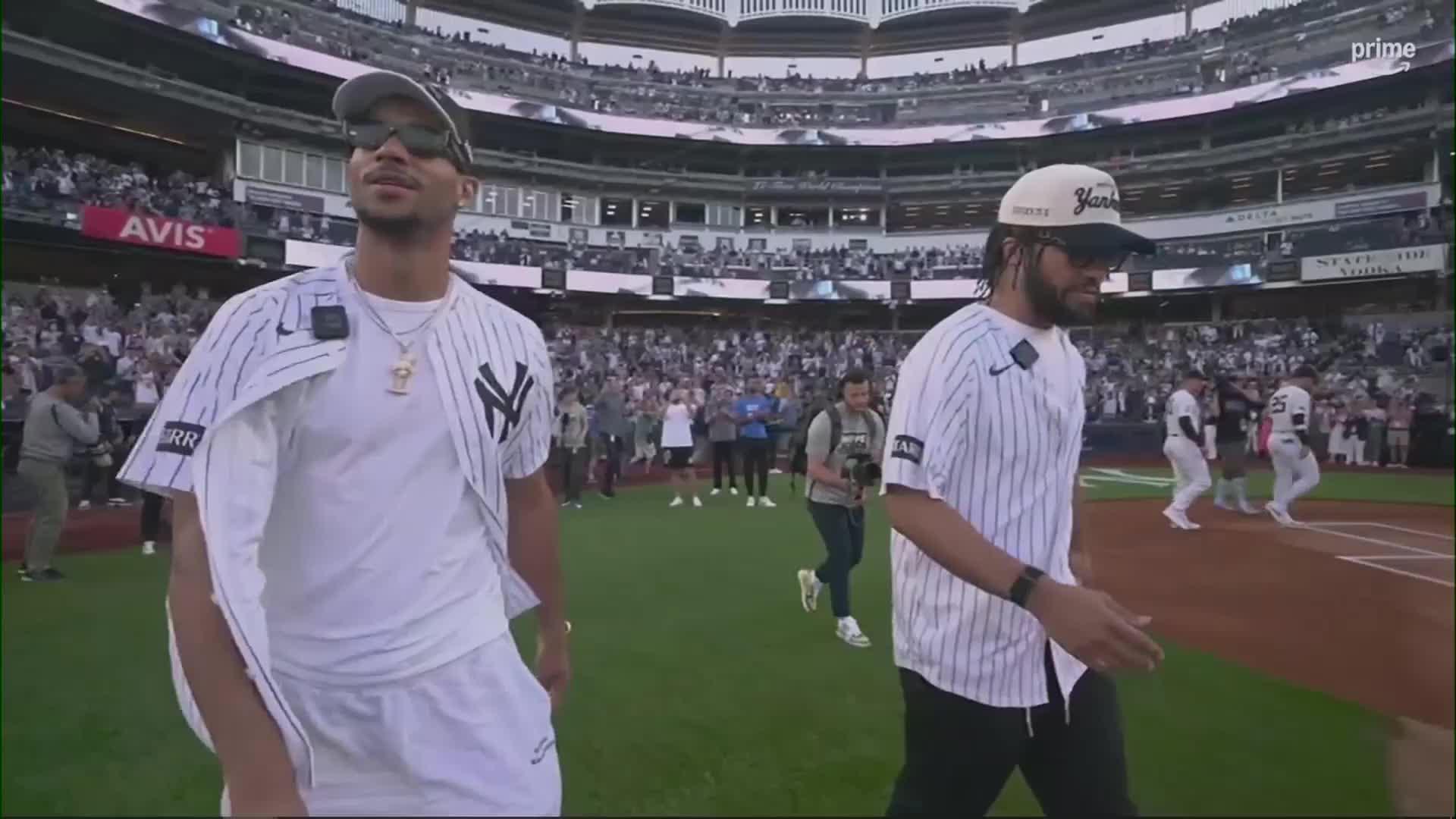 NBA champs Brunson, Hart throw out 1st pitch at Yankees game