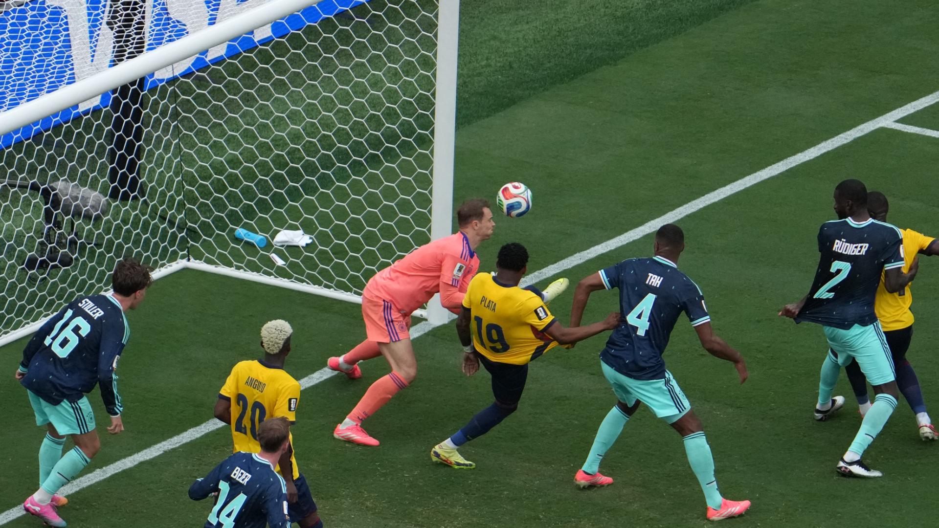 Plata sends Ecuador through to the knockout stages