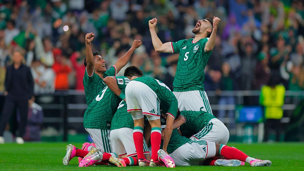 Jiménez and Quiñones strikes see Mexico into Round of 16